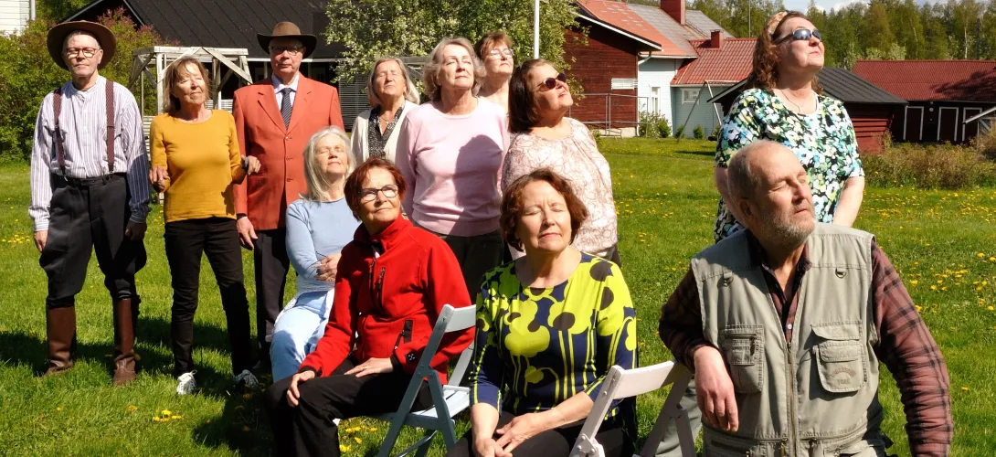 Taideklubit ikäihmisille - yhteisiä taideprojekteja ammattitaiteilijoiden johdolla