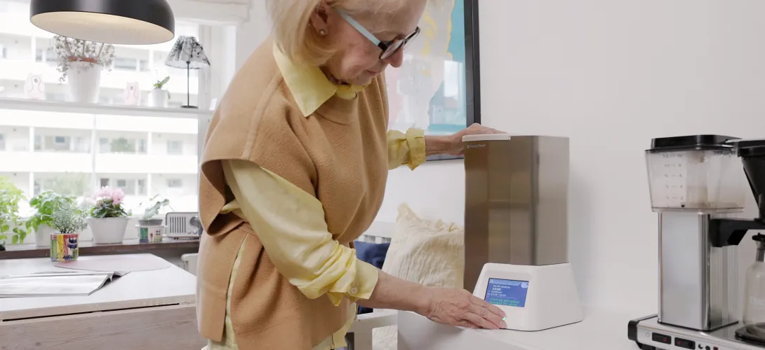 Lääkerobotti joka pystyy jakamaan tarvittaessa otettavia lääkkeitä - Läkemedelsrobot med vid behovs dispensering (Pohjanmaan TulKOTI)