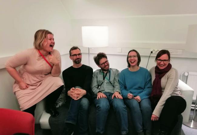 Kuvassa Kanssalan Joonas ja Saara, Propellipäiden Milla ja LovMen Pasi ja Katriina iloisessa tapaamisessa.