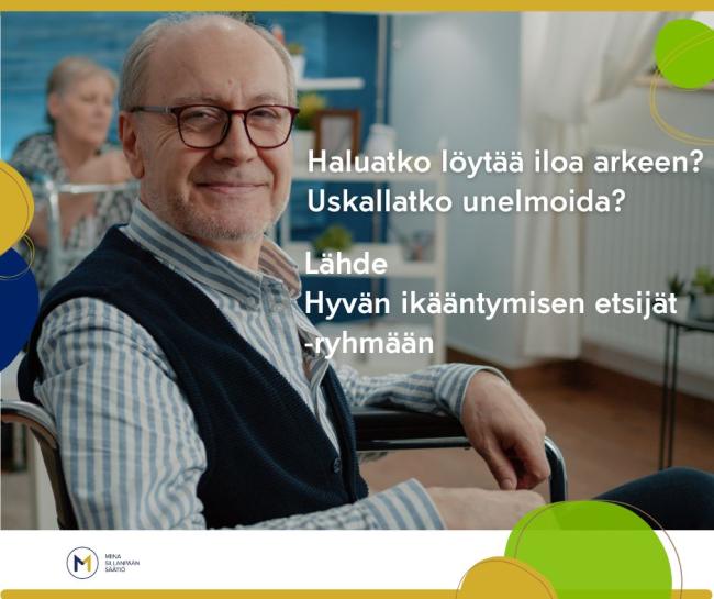 Ikääntynyt mies istuu pyörätuolissa, katsoo kameraan ja hymyilee.