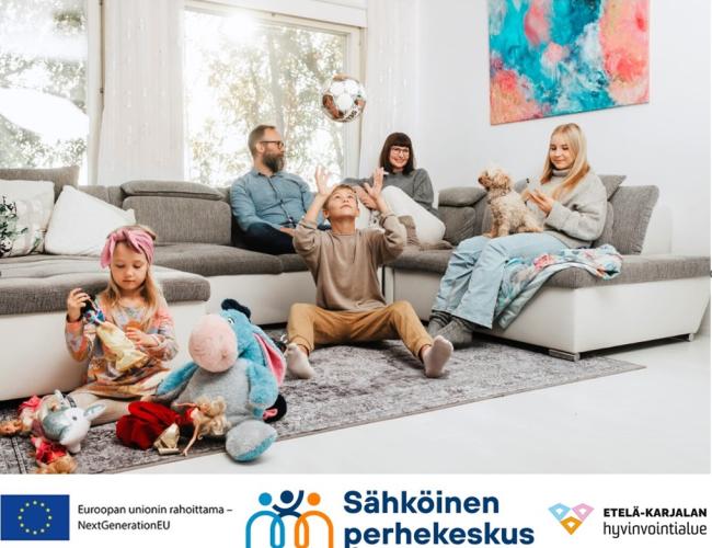 Omaperheen brändikuva, jossa perhe viettämässä aikaa olohuoneessa.