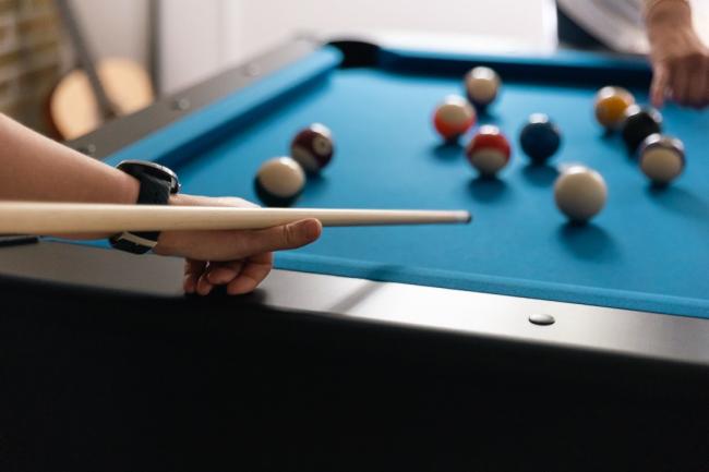 Nuori pelaa biljardia