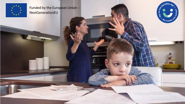 Poika istuu keittiön pöydän ääressä, ja hänen takanaan kaksi aikuista riitelee.