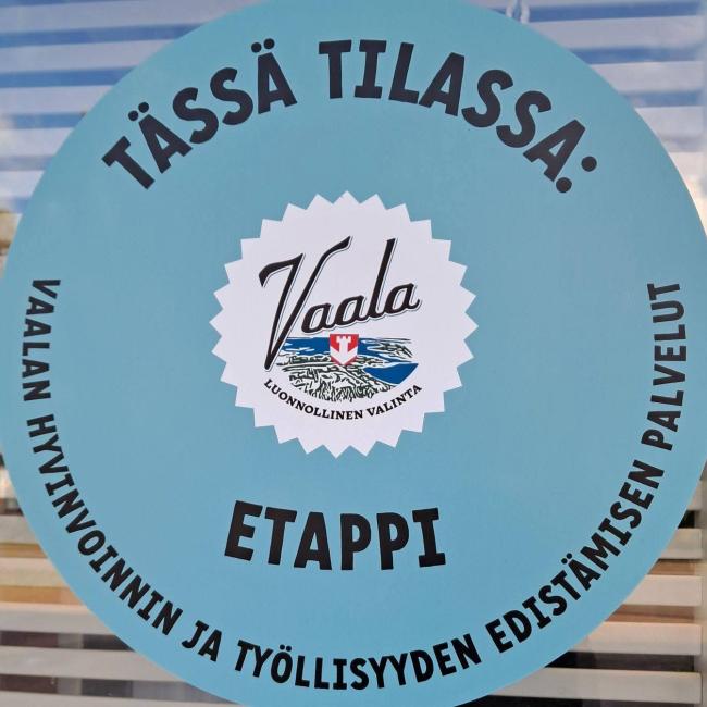 Kuva ikkunateippauksesta, kuvassa kunnan logo