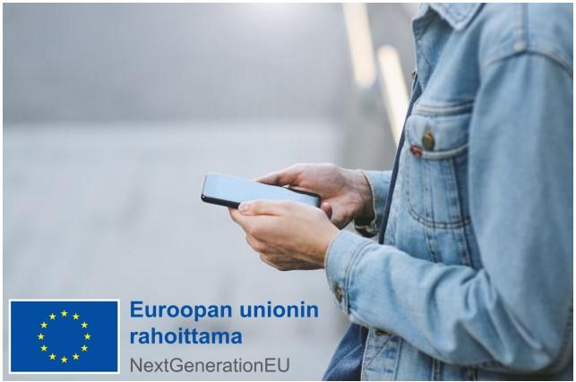 Henkilö puhelin kädessä ja EU-lippu - Euroopan unionin rahoittama NextGenerationEU