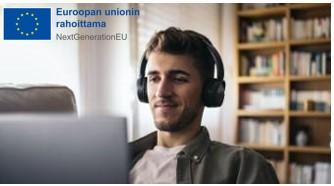 Mies tietokoneella luurit päässä