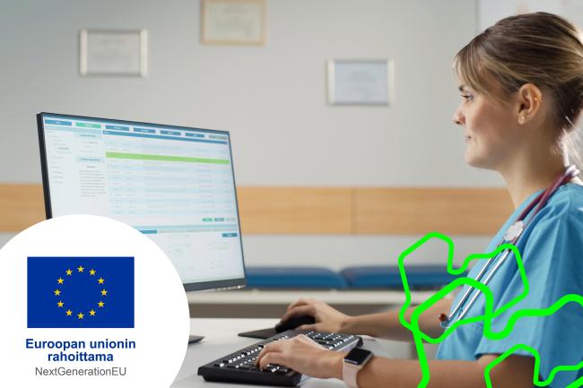 Sairaanhoitaja kirjoittaa tietokoneella