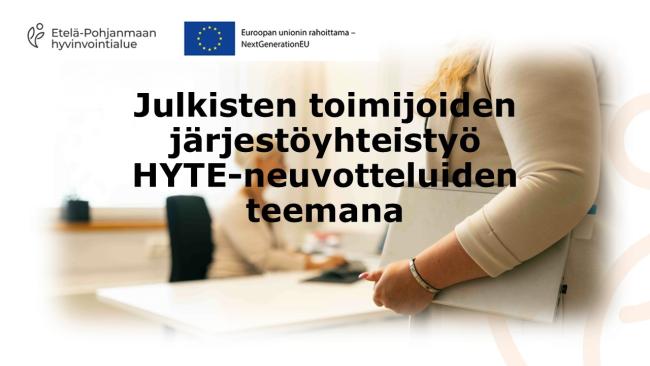 Kaksi asiantuntijaa toimistossa