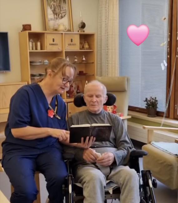 Toivelauluhetki asiakkaan kanssa