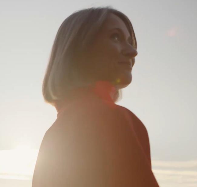 Nainen punaisessa mekossa