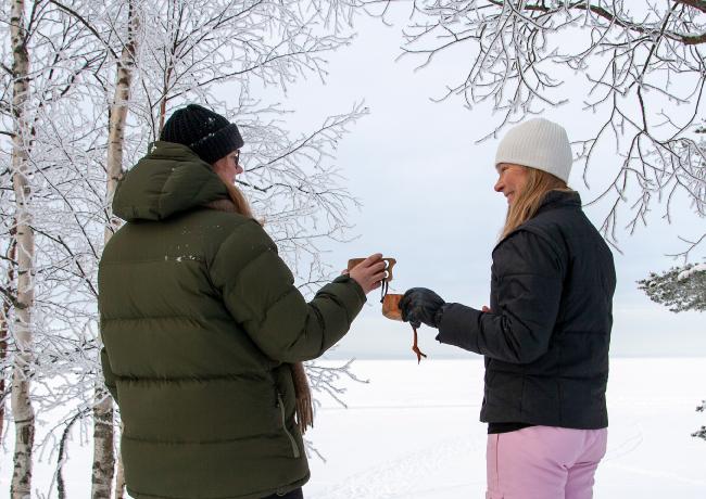 Kaksi talviurheilijaa tauolla.