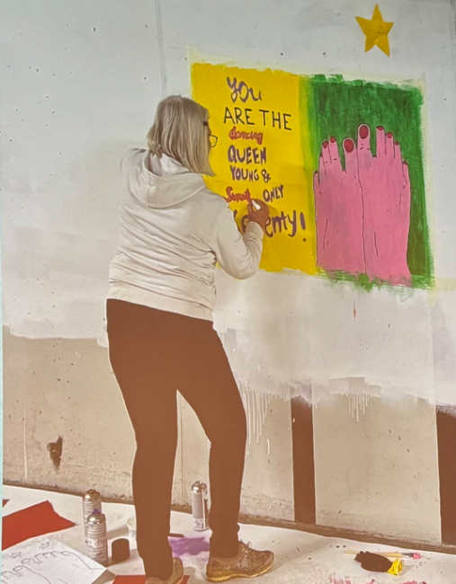 Ikäihminen tekemässä taidetta