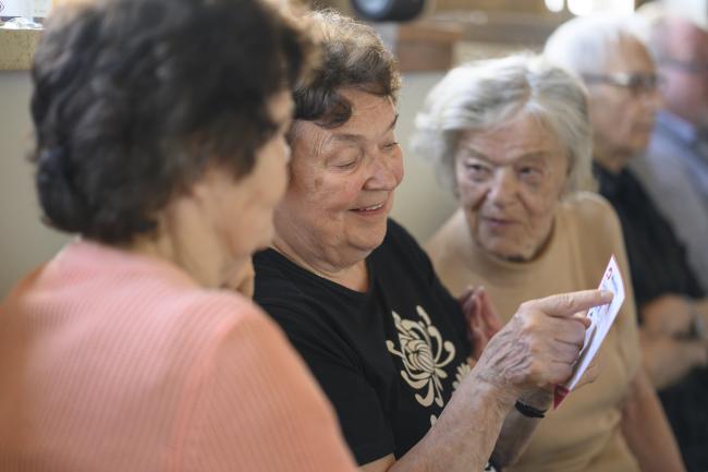 Kuva Kotikulmilla-ryhmän toiminnasta kerhohuoneelta