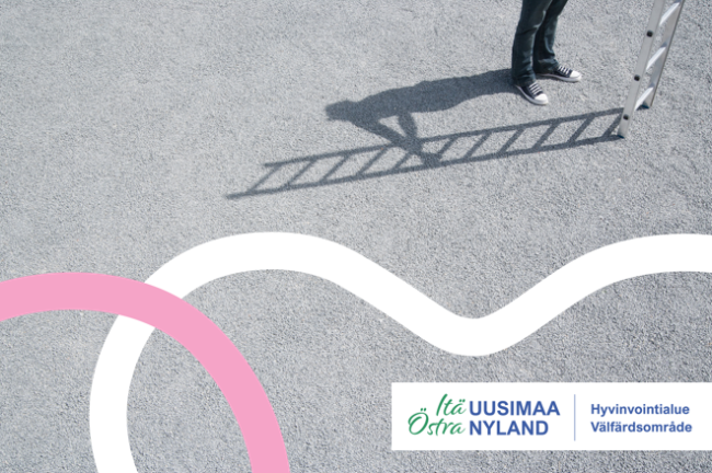 Itä-uudenmaan hyvinvointialueen logo ja jalat ja varjo ihmisestä ja tikapuista