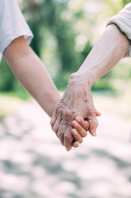 Kaksi ihmistä käsikädessä