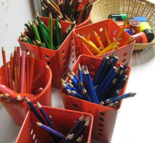 Värikyniä purkeissa väreittäin.