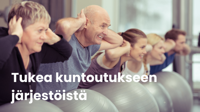 Viisi ihmistä tekee selkälihasliikettä vatsallaan jumppapallon päällä. 