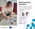 Kuvassa henkilö allekirjoittaa DigiSankari-diplomeita vammaispalvelun pilottiyksiköiden DigiSankari-koulutuksen osallistujille.